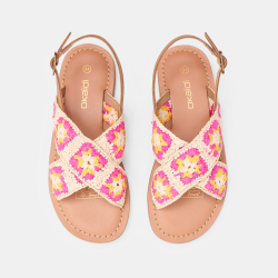 صندل وردي برباط كروشيه للبنات